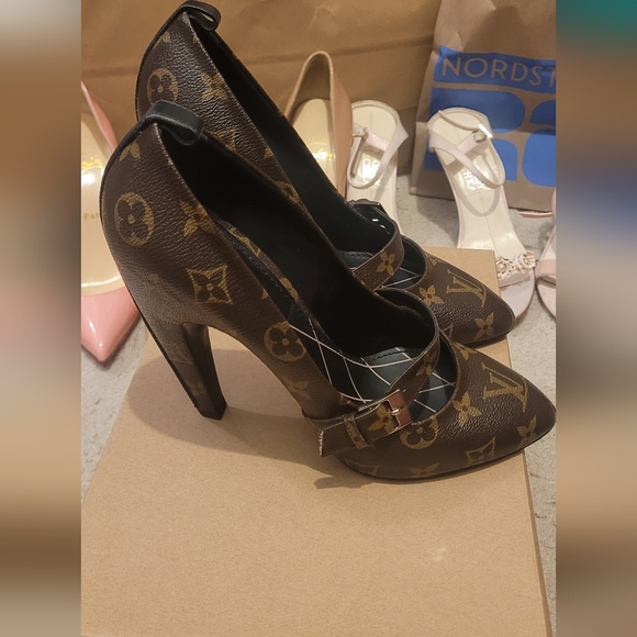 Louis Vuitton pumps - Picture 2 of 5
